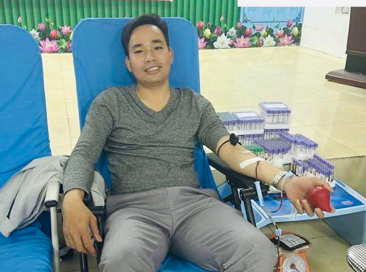 Nhờ nguồn máu hiến từ Đại uý Phạm Công Ngợi nên cháu Phan Minh Khôi qua cơn nguy kịch. (Ảnh: Công an Hà Tĩnh)