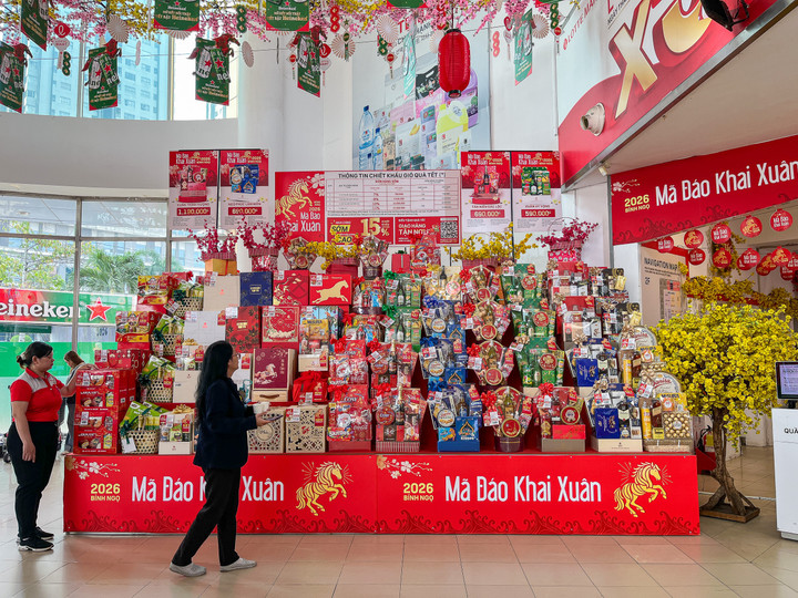 Các giỏ quà Tết với đa dạng sản phẩm quà tặng và phân khúc giá để người tiêu dùng lựa chọn