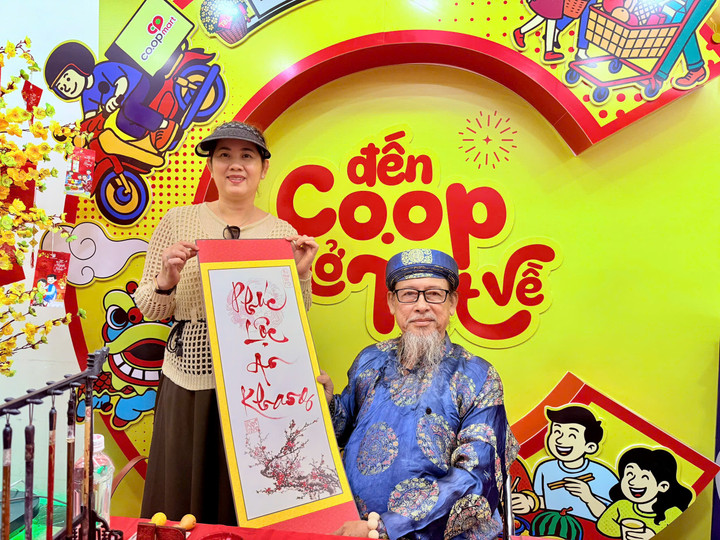 Khách hàng rất vui và hào hứng với hoạt động xin chữ.