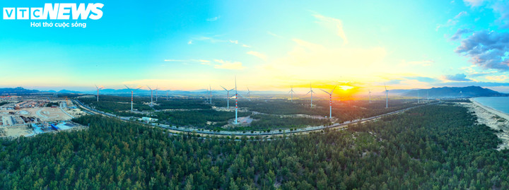 Việc các trụ gió khổng lồ mọc lên trên các đồi cát ven biển Nhơn Lý, Nhơn Hội đã góp phần cố định cát, tạo điều kiện cho thảm thực vật địa phương phát triển, đồng thời biến những vùng cát trắng khô cằn thành "mỏ vàng" năng lượng.