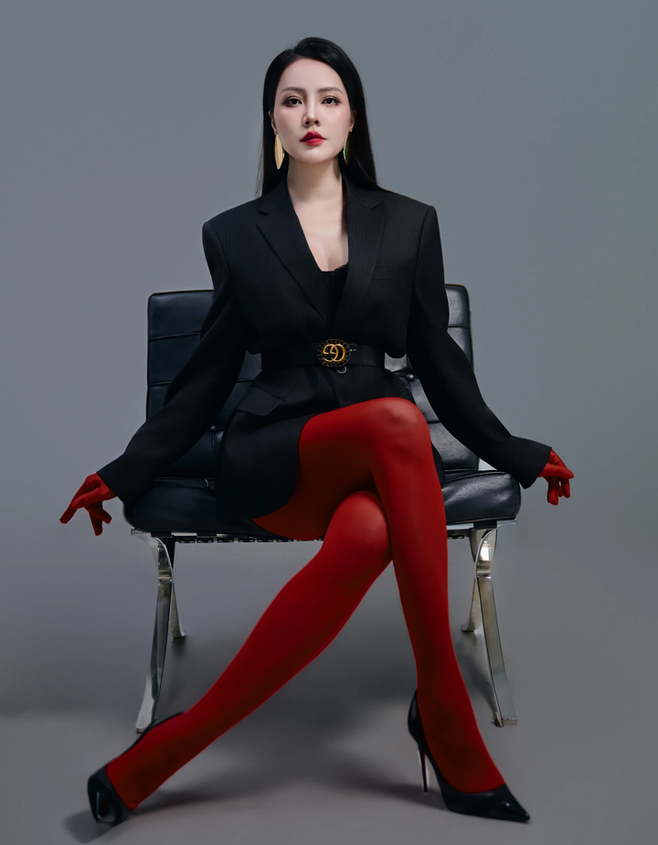 Hình ảnh khác lạ của BTV Thuỵ Vân.