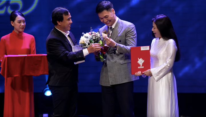 Diễn viên Mạnh Trường nhận giải Nam diễn viên chính xuất sắc.