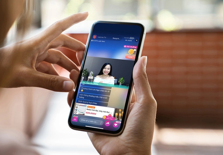 Mua sắm trực tuyến qua livestream trở thành lựa chọn yêu thích của nhiều người Việt trẻ.