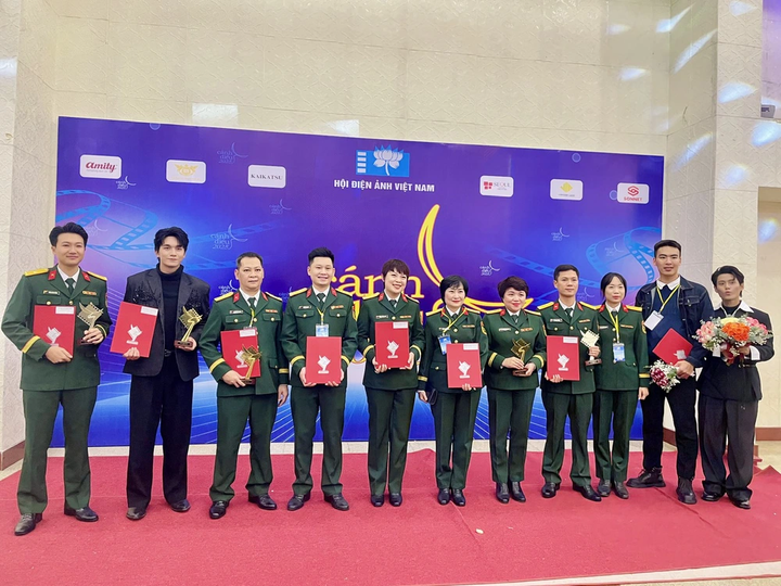 Đạo diễn, NSƯT Đặng Thái Huyền và ê-kíp làm phim "Mưa đỏ" nhận giải thưởng Cánh Diều Vàng.