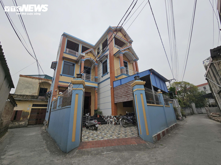 Ngôi nhà của gia đình nghi phạm tại xã Lạc Đạo, nơi người dân cho biết từng nhiều lần đối tượng lên cơn, đe dọa mọi người trong gia đình.