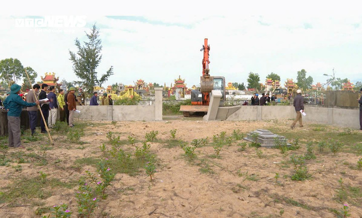 Lực lượng chức năng phá dỡ các công trình trái phép trong khu rừng