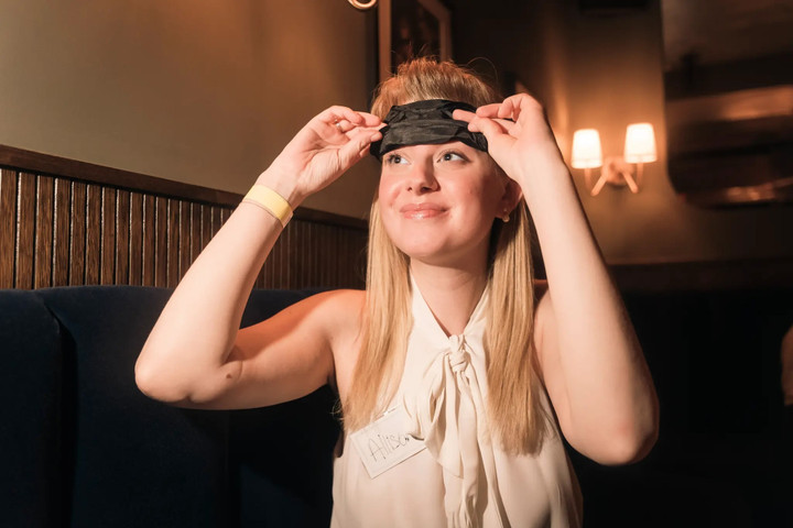 Allison Lax đang rất mong chờ được gặp gỡ đối tác khi tháo bịt mắt.