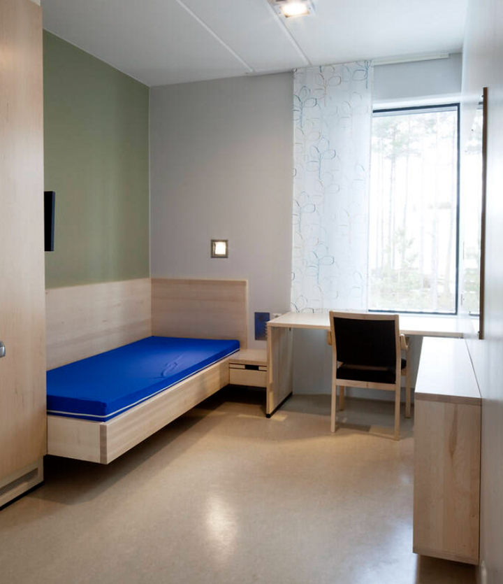 Mỗi căn buồng giam rộng khoảng 10 m², có giường, bàn, nhà vệ sinh và vòi sen dành riêng cho mỗi tù nhân. (Nguồn: ATI)