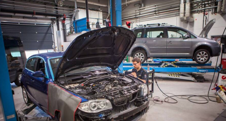 Một tù nhân đang học kỹ năng sửa chữa ô tô. (Nguồn: ATI)