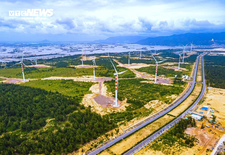 Tại Khu kinh tế Nhơn Hội có Dự án Phương Mai 3 (21 MW) là nhà máy điện gió đầu tiên trên địa bàn tỉnh đi vào hoạt động. Tiếp nối sau đó là Phương Mai 1 (26,4 MW) và cụm dự án Nhơn Hội giai đoạn 1 & 2 (60 MW).