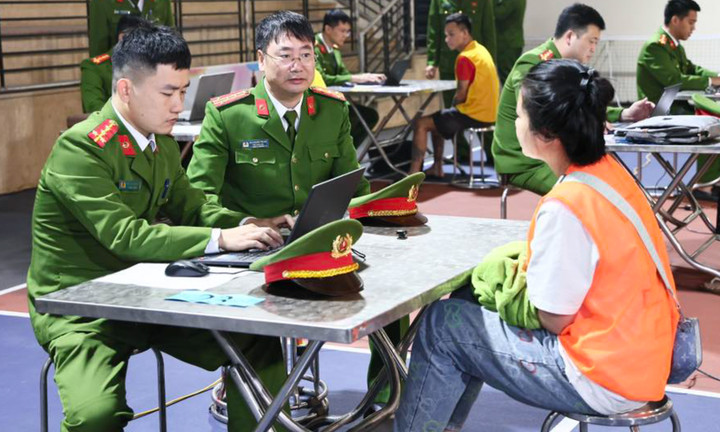 Nhóm người liên quan trong đường dây lừa đảo chiếm đoạt tài sản tại Campuchia được di lý về Cơ quan Cảnh sát điều tra, Công an tỉnh Tuyên Quang để đấu tranh, làm rõ hành vi phạm tội. (Ảnh: Công an tỉnh Tuyên Quang)