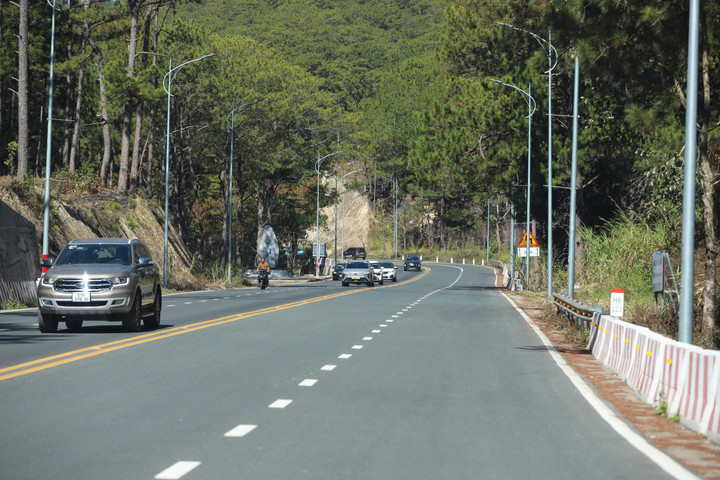 Các phương tiện (trừ xe tải) được đi lại trên đèo Prenn bình thường.