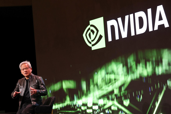 Jensen Huang, CEO Nvidia trình bày về nền tảng AI Vera Rubin tại CES 2026, giữa bối cảnh Mỹ siết chặt kiểm soát chip cao cấp. (Nguồn: Patrick T. Fallon)