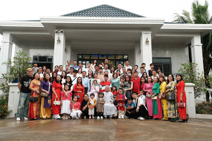 Đại dia đình diện áo dài chụp ảnh vào đầu năm 2024.