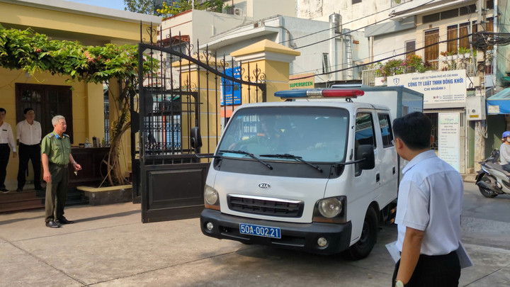 Xe chuyên dụng chở bị cáo Đinh Thị Lan vào toà.