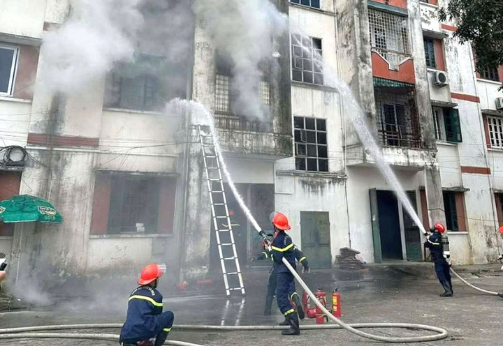 Lực lượng Cảnh sát PCCC nỗ lực dập lửa