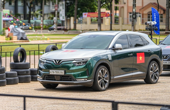 VinFast VF 8 hút khách trước Tết với loạt ưu đãi và giải thưởng tiền tỷ - 1