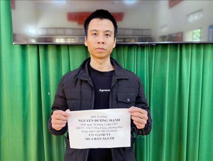 Đối tượng Nguyễn Đường Mạnh bị xác định là chủ mưu, trực tiếp tổ chức, môi giới, lôi kéo công dân Việt Nam xuất cảnh trái phép sang Campuchia. Ảnh: TTXVN