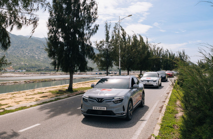 VinFast VF 8 hút khách trước Tết với loạt ưu đãi và giải thưởng tiền tỷ - 2