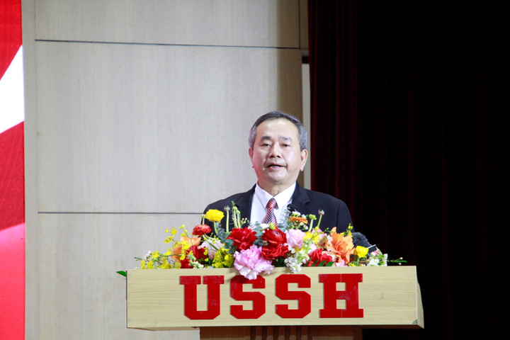 GS.TS Phạm Hồng Tung, Chủ tịch Hội đồng Khoa học & Đào tạo, Viện Nghiên cứu Hồ Chí Minh và Khoa học phát triển, tham luận với chủ đề: “Hồ Chí Minh ba lần xuất quan từ Pác Bó: Những hoạt động khởi đầu cho nền ngoại giao Việt Nam hiện đại”.