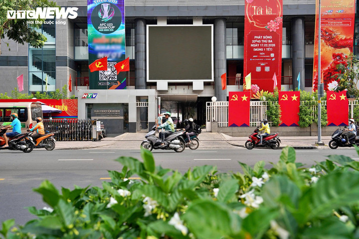 Việc trang trí cờ hoa, pano, áp phích chào mừng Đại hội đại biểu toàn quốc lần thứ XIV của Đảng góp phần làm cho không gian đô thị TP.HCM thêm khang trang, thể hiện sự quan tâm, kỳ vọng và niềm tin của người dân thành phố đối với sự kiện chính trị trọng đại của đất nước.