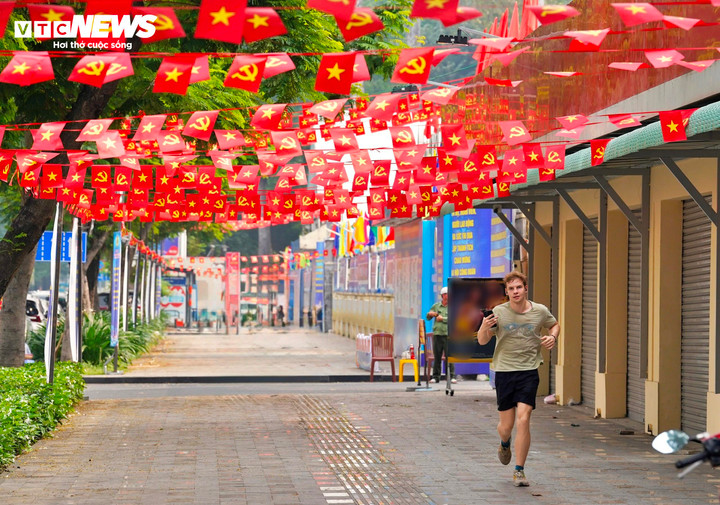 Ở các không gian công cộng như phố đi bộ Nguyễn Huệ và khu vực Cung Văn hóa Lao động, hệ thống màn hình điện tử, bảng tuyên truyền được bố trí với nội dung ngắn gọn, dễ tiếp cận, góp phần lan tỏa thông tin về Đại hội Đảng.