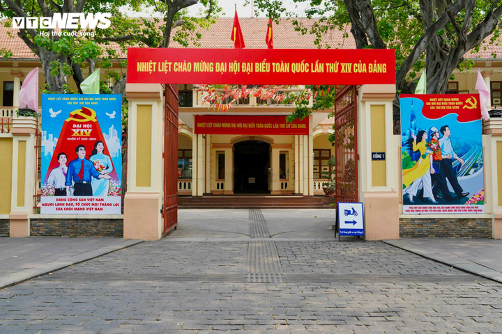 Hòa chung không khí của cả nước hướng về Đại hội đại biểu toàn quốc lần thứ XIV của Đảng, diện mạo đô thị TP.HCM những ngày qua trở nên rực rỡ, trang trọng với sắc đỏ chủ đạo của cờ Đảng, cờ Tổ quốc.