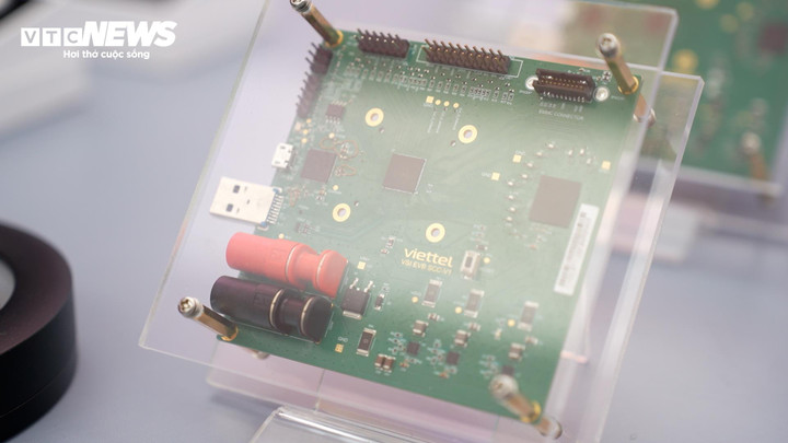 Chip Viettel trưng bày tại lễ khởi công xây dựng nhà máy chế tạo chip bán dẫn ngày 16/1. (Ảnh: Hùng Cường)