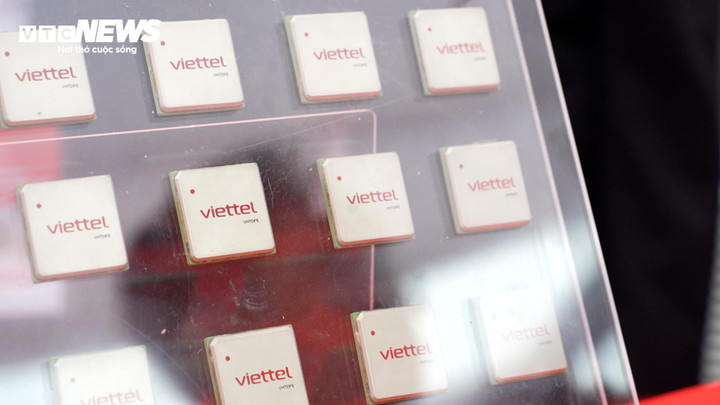 Chip Viettel trưng bày tại lễ khởi công xây dựng nhà máy chế tạo chip bán dẫn ngày 16/1. (Ảnh: Hùng Cường)