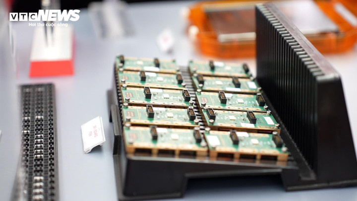 Chip Viettel trưng bày tại lễ khởi công xây dựng nhà máy chế tạo chip bán dẫn ngày 16/1. (Ảnh: Hùng Cường)