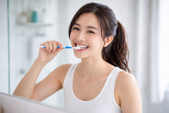 Đánh răng hàng ngày góp phần loại bỏ các mảng bám và vi khuẩn.