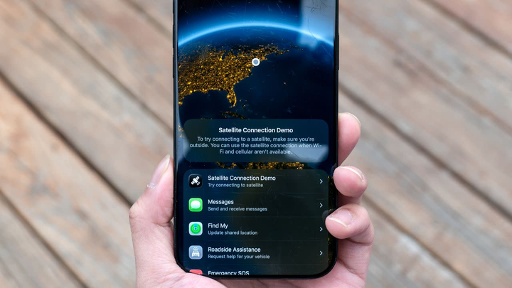Giao diện kết nối vệ tinh trên iPhone - cho phép gửi tin nhắn, chia sẻ vị trí và gọi hỗ trợ khẩn cấp khi không có sóng di động. (Nguồn: Tom's Guide)
