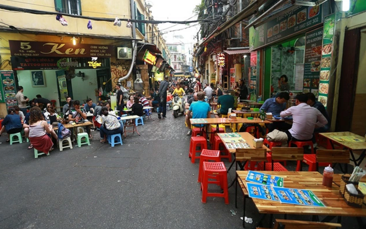 Hàng quán ẩm thực nên được tập trung vào một khu vực, để trả lại không gian an toàn, mỹ quan cho đô thị. (Ảnh minh họa: CafeF)