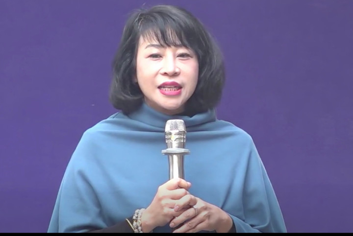 Chị Ngọc Tú – phụ huynh một học sinh lớp 7C, trường THCS Pascal chia sẻ câu chuyện điểm số của con hôm 11/1. (Ảnh: Cắt từ clip nhà trường)