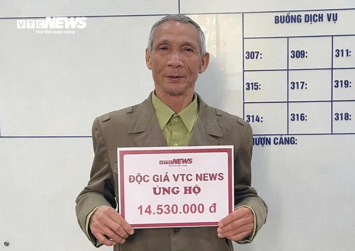 Ông Lưu Đức Loan bố của anh Khánh thay mặt gia đình đón nhận sự giúp đỡ của độc giả.