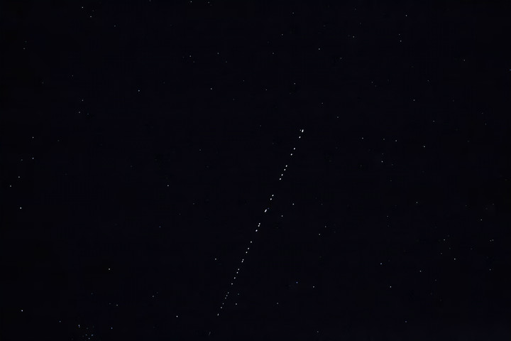 Một chuỗi vệ tinh liên lạc Starlink đã xuất hiện như một dải ánh sáng duy nhất lướt ngang bầu trời. (Nguồn: Reuters)