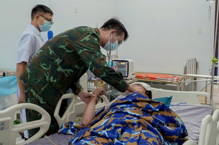 Bệnh nhân nhiễm trùng thần kinh nguy kịch được đưa về đất liền ngay trong đêm. (Ảnh: BVCC)