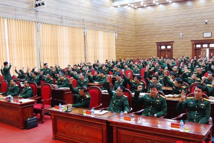 Các đại biểu và cử tri biểu quyết giới thiệu Thiếu tướng Nguyễn Ngọc Hà và Thiếu tướng Ngô Nam Cường, Phó Tư lệnh Quân khu tham gia ứng cử đại biểu Quốc hội khóa XVI, nhiệm kỳ 2026 - 2031. (Ảnh: Quân khu 4).