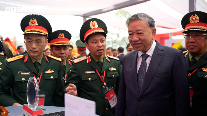 Tổng Bí thư Tô Lâm tham quan gian trưng bày. (Ảnh: Hùng Cường)