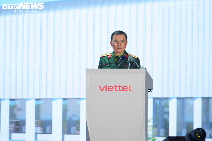 Trung tướng Tào Đức Thắng, Chủ tịch kiêm Tổng Giám đốc Tập đoàn Viettel, phát biểu tại lễ khởi công. (Ảnh: Hùng Cường)