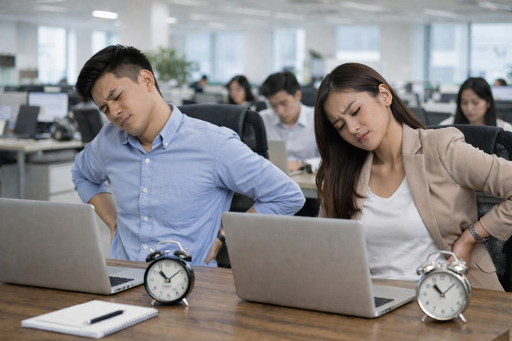 Thoát vị đĩa đệm tấn công người trẻ khi nhiều nhân viên văn phòng ngồi lì trước màn hình 8–10 tiếng mỗi ngày.