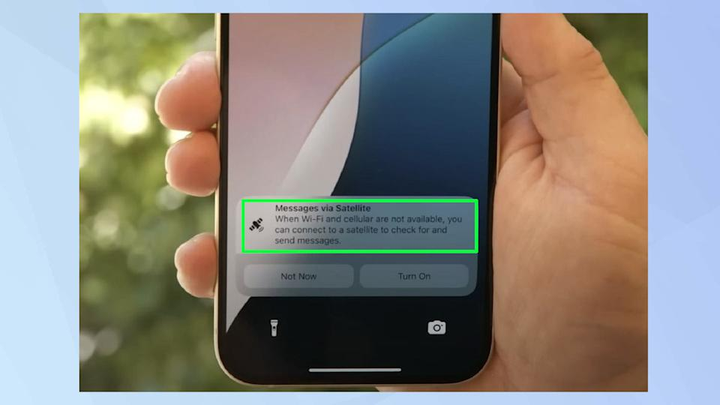Thông báo kích hoạt nhắn tin vệ tinh trên iPhone - cho phép gửi tin nhắn khi không có Wi-Fi hoặc sóng di động. (Nguồn: CNET)