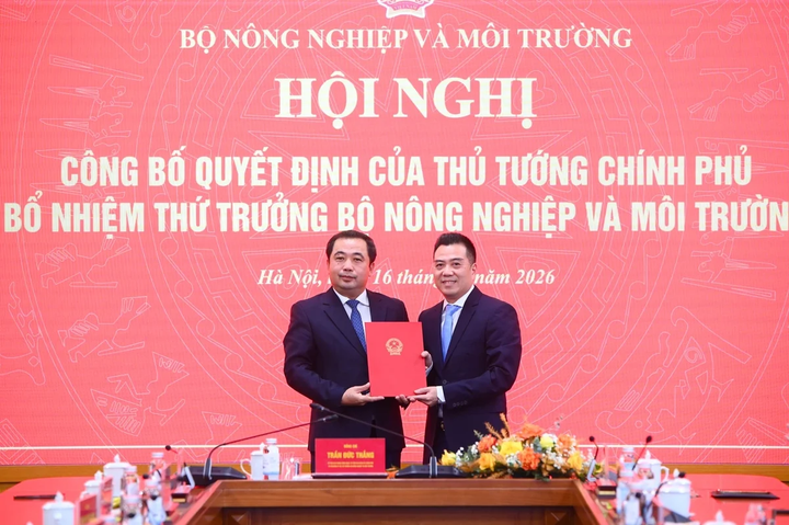 Chiều 16/1, thừa uỷ quyền của Thủ tướng, Bộ trưởng Trần Đức Thắng trao Quyết định bổ nhiệm ông Đặng Ngọc Điệp giữ chức Thứ trưởng Bộ Nông nghiệp và Môi trường. (Ảnh: Tùng Đinh)
