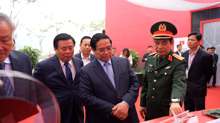 Thủ tướng Phạm Minh Chính cùng Bộ trưởng Quốc phòng Phan Văn Giang tham quan gian trưng bày. (Ảnh: Hùng Cường)