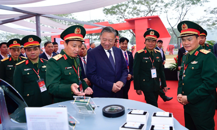 Tổng Bí thư Tô Lâm tham quan gian trưng bày. (Ảnh: VGP)