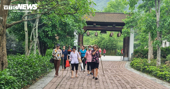 Việc Quảng Ninh miễn thu phí tham quan Yên Tử được kỳ vọng giúp kích cầu du lịch, đáp ứng mong mỏi của người dân, Phật tử. (Ảnh: Tiến Thắng)