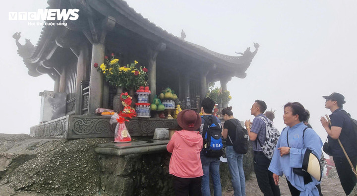 Du khách thập phương hành hương lên chùa Đồng, Yên Tử. (Ảnh: Tiến Thắng)