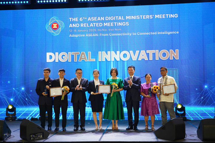 Đại diện Vietcombank (áo xanh) nhận giải Vàng Giải thưởng Số ASEAN 2026.