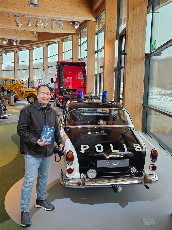 Tác giả Dong Anh Pham trong chuyến nghiên cứu và trải nghiệm tại Bảo tàng World of Volvo, Thành phố Gothenburg, Thuỵ Điển.