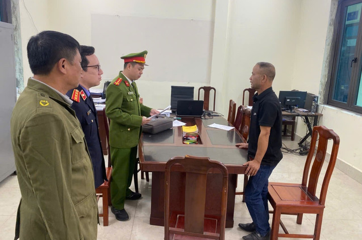 Lực lượng chức năng tống đạt các quyết định bắt giam Nguyễn Văn Hoài. (Ảnh: Công an Bắc Ninh)